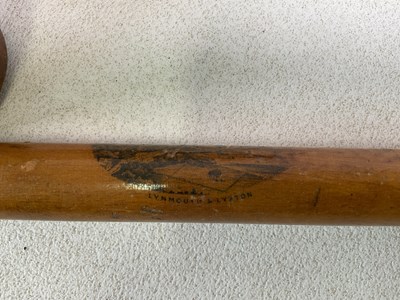 Lot 16 - A quantity of treen items, to include boxes,...