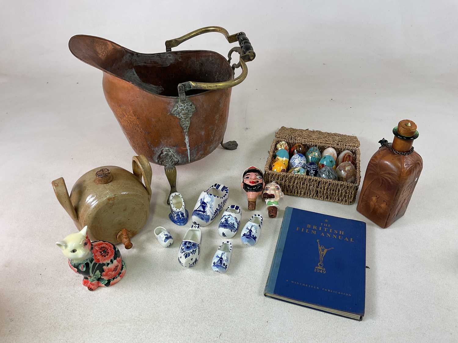 Lot 51 - A group of collectors' items to include a...