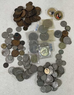 Lot 627 - A collection of coins including commemorative...
