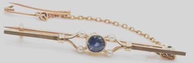 Lot 554 - A 15ct yellow gold pearl set bar brooch in...