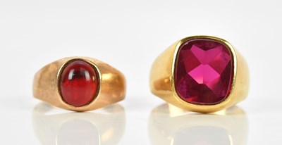 Lot 382 - A gentleman's yellow metal signet ring set...