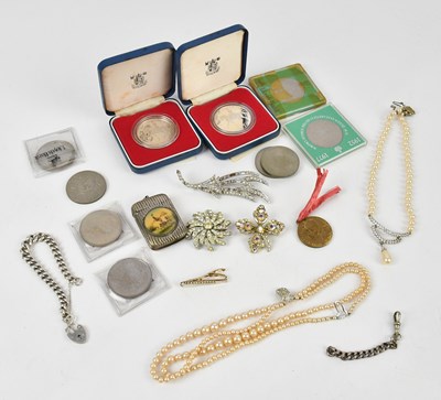 Lot 140 - A small collection of assorted costume...