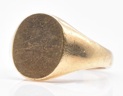 Lot 513 - A 9ct yellow gold signet ring, with vacant...