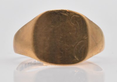 Lot 550 - A 9ct yellow gold signet ring with well worn...