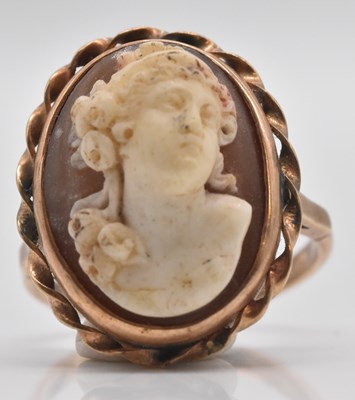 Lot 561 - A 9ct yellow gold cameo ring, band split,...