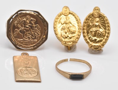 Lot 504 - A 9ct yellow gold St Christopher ingot pendant,...