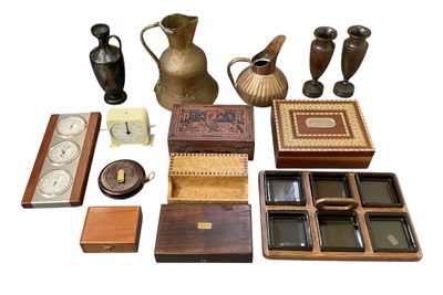 Lot 261 - A quantity of collectors' items including two...