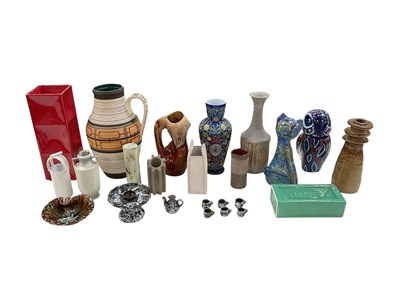 Lot 603 - A collection of approximately twenty pieces of...