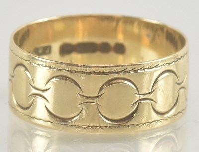 Lot 1264 - A 9ct gold band ring with repeating pattern,...