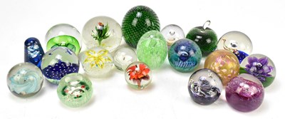 Lot 596 - A collection nineteen modern glass paperweights