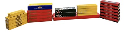Lot 505 - A collection of twenty-four boxed HO gauge...
