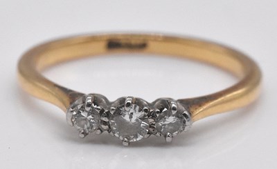 Lot 527 - An 18ct yellow gold three stone graduated...