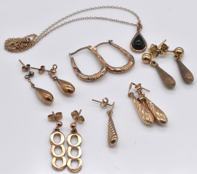 Lot 535 - A 9ct yellow gold pendant on chain, a group of...