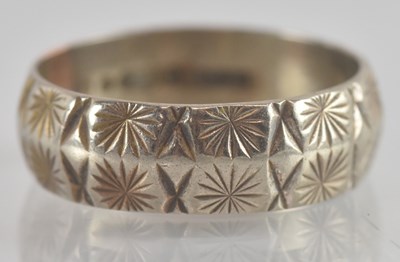 Lot 1259 - A 9ct gold two tone band ring with repeating...