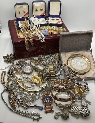 Lot 564 - A quantity of costume jewellery including...
