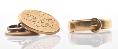Lot 495 - An 18ct yellow gold buckle ring, size L,...