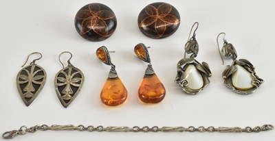 Lot 1386 - A group of assorted silver jewellery...