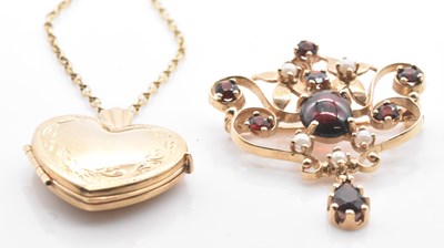 Lot 533 - A 9ct yellow gold simulated pearl and garnet...