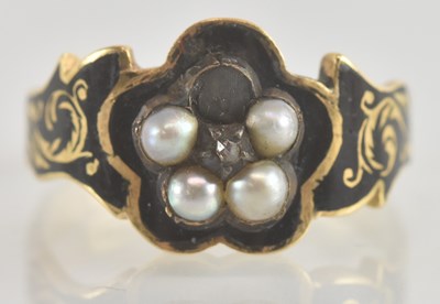 Lot 1257 - A Victorian 18ct gold mourning ring, with...