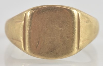 Lot 1254 - A 9ct gold signet ring with blank table, size...