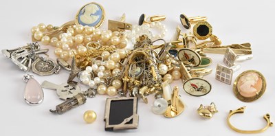 Lot 1353 - A quantity of various modern, vintage and...