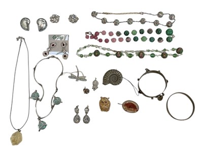 Lot 1374 - A small quantity of assorted costume jewellery...