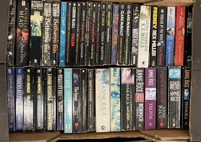 Lot 341 - A large quantity of science fiction and...