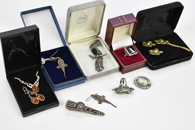 Lot 153 - A small collection of silver and white metal...