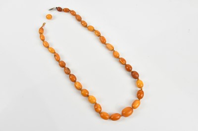 Lot 250 - A butterscotch amber coloured beaded necklace,...