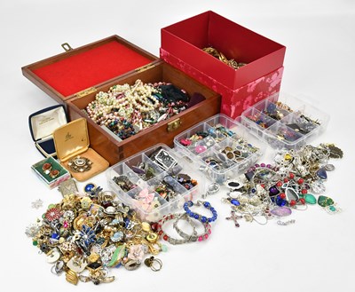 Lot 124 - A large collection of costume jewellery,...