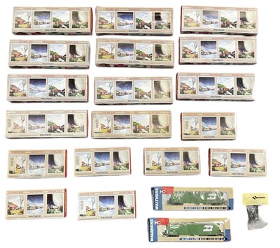 Lot 463 - WALTHERS; twenty boxed HO gauge carriages and...