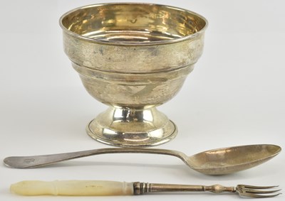 Lot 1149 - An Edward VII hallmarked silver sugar bowl,...