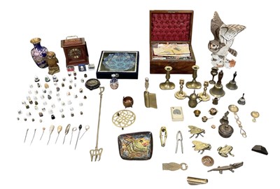 Lot 258 - A quantity of assorted collectors' items,...