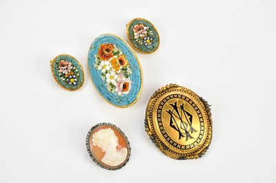 Lot 165 - A small collection of brooches comprising a...
