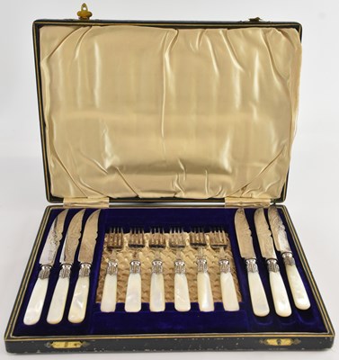 Lot 1076 - An early 20th century cased set of six...