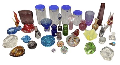 Lot 630 - A quantity of assorted art glass and other...