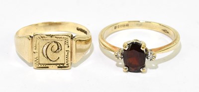 Lot 1131 - A 9ct gold signet ring engraved with initial...