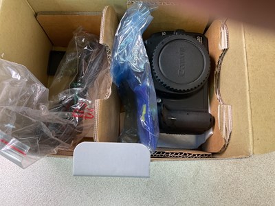 Lot 25 - A small quantity of lenses, various makers to...