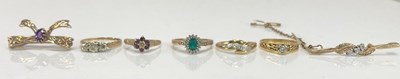 Lot 492 - An 18ct yellow gold and diamond solitaire ring,...