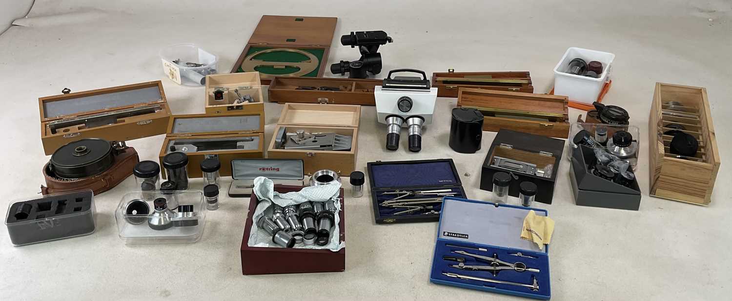 Lot 26 - A quantity of microscopic lenses and accessories