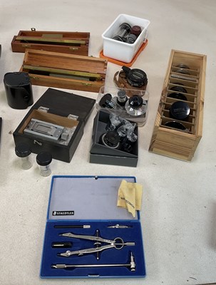 Lot 26 - A quantity of microscopic lenses and accessories