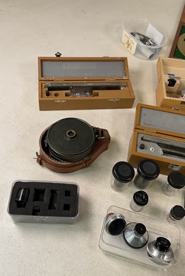 Lot 26 - A quantity of microscopic lenses and accessories