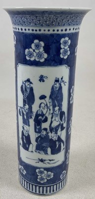 Lot 330 - A large 19th century Chinese blue and white...