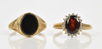 Lot 478 - A 9ct signet ring with onyx panel, size T, and...