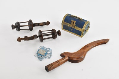Lot 1509 - A small group of collectors' items comprising...