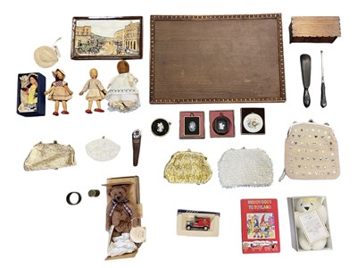 Lot 253 - A quantity of assorted collectors' items,...