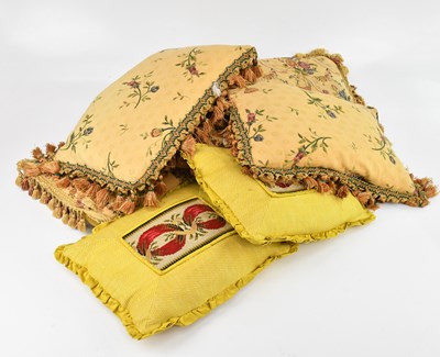 Lot 1629 - A collection of sixteen modern decorative...