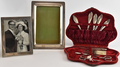 Lot 1162 - A George V hallmarked silver mounted...