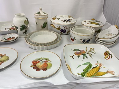 Lot 275 - ROYAL WORCESTER; a quantity of 'Evesham'...