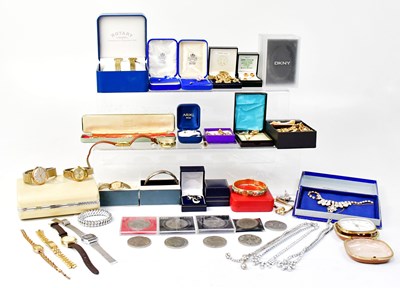 Lot 1539 - A collection of mixed costume jewellery, to...
